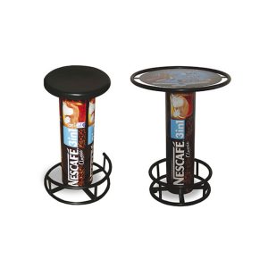 Nescafé 3in1 -kahvipakkauksista valmistetut design-huonekalut: svart barpall ja bord