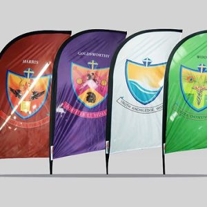 fyra värikkäistä beachflag-reklamflaggaa rinnakkain: röd, violetti, vit ja grön