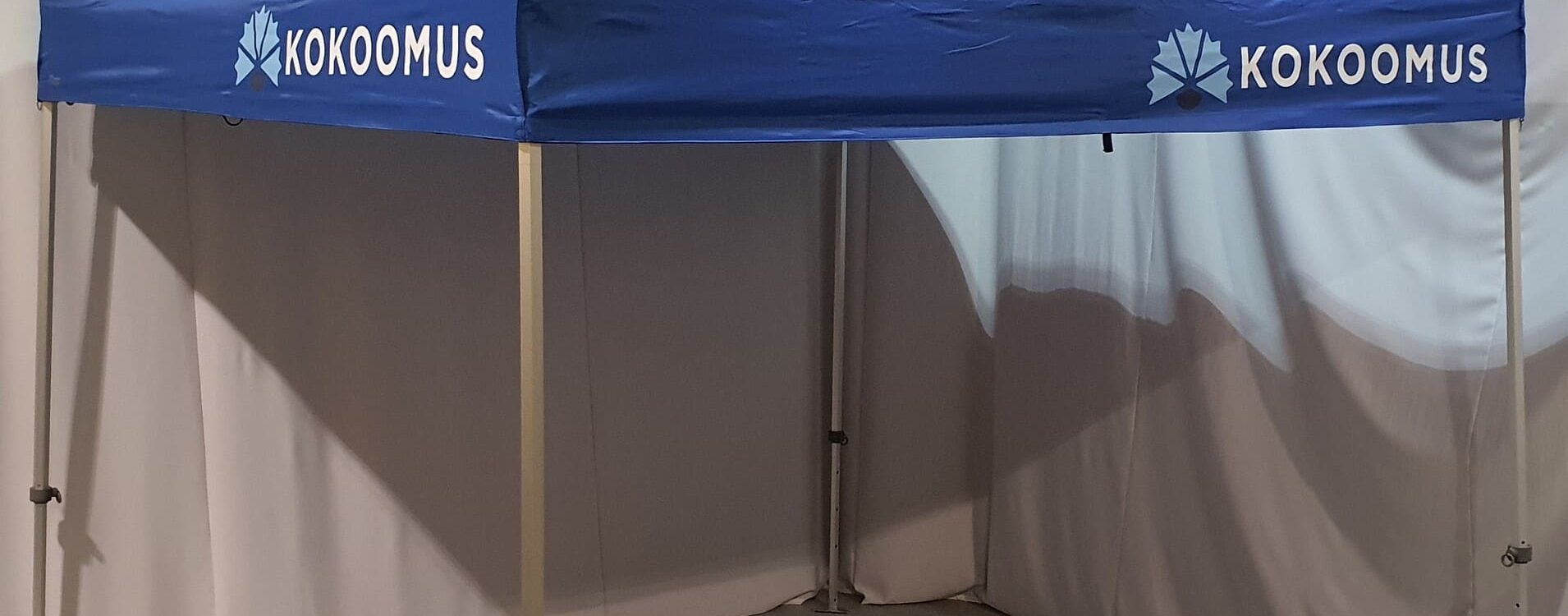 Blått storlekomus-tält med transparent sidoväggar inomhus