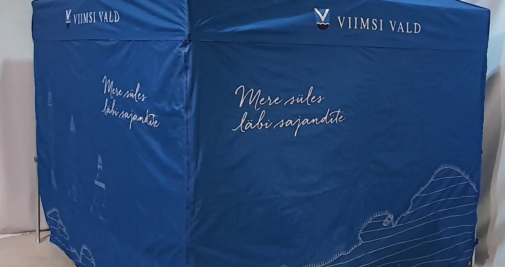 Blått popup-tält med Viimsi Vald-logotyp och kustillustration