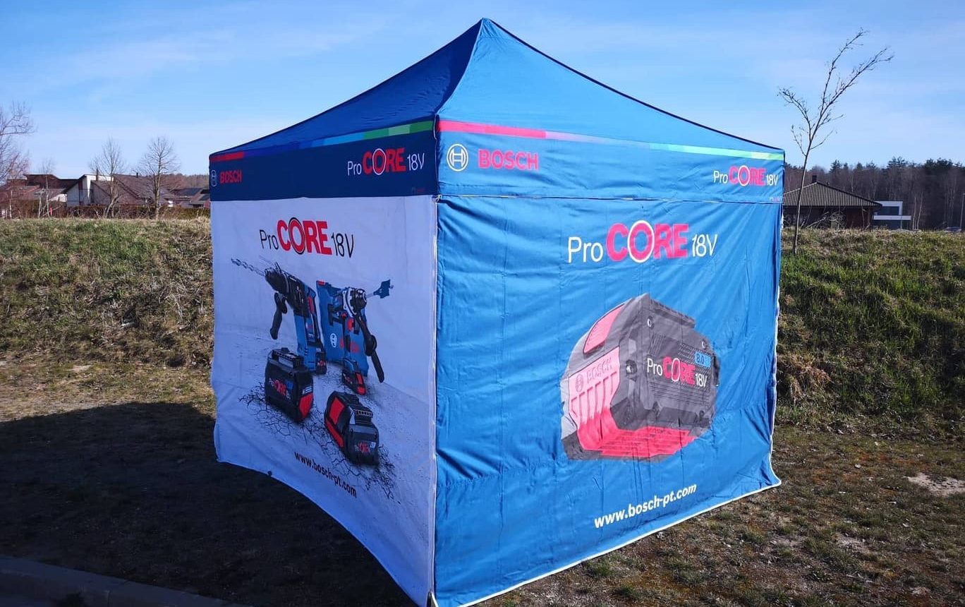 Bosch ProCORE 18V tält -näyttelytält maastossa. blå ja vit mainostält, med