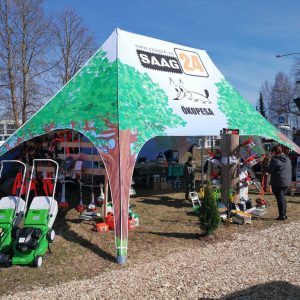 grön tält esittelee Star-merkkisiä leikkiautoja.