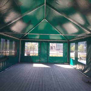 grön tältrakennus sisältänyt, med kirkas sisätila, ikkunoita, brun lattia ja metallinen