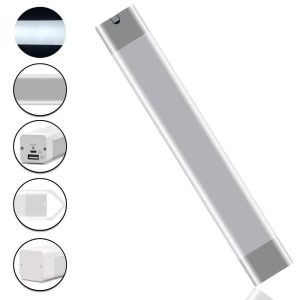 Hopeanvärinen LED-lampa paristolla, pitkänomainen muotoilu, yläosassa grå pää ja alaosassa